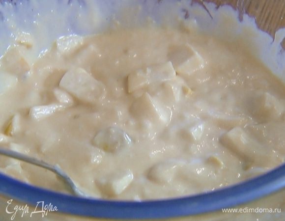 Добавить груши и имбирь в тесто, перемешать.