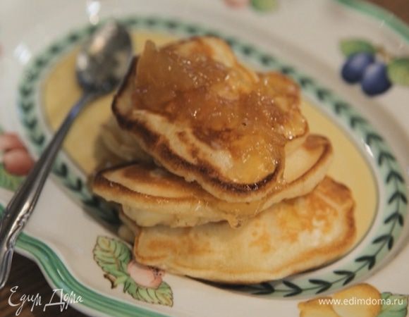 Подавать оладьи с имбирным вареньем.