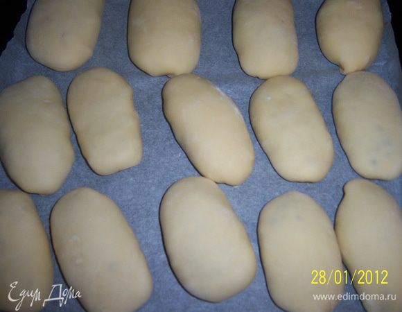 Тесто разделить на маленькие шарики, раскатываем каждый шарик, кладём начинку и склеиваем края. Готовые пирожки положить на противень(постеленную пергаментом) и отправляем в разогретую духовку до 180*С