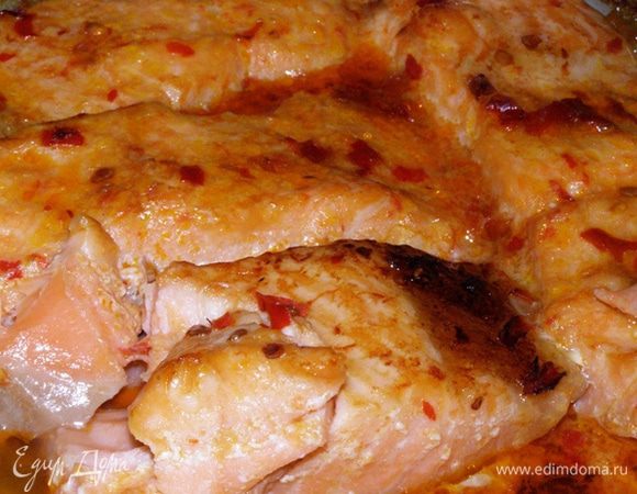 Рыбу (у меня форель) я замариновала в смеси соевого соуса, рыбного соуса и соуса чили с чесноком заранее. Запекла на гриле в течение 10 минут. Охладила