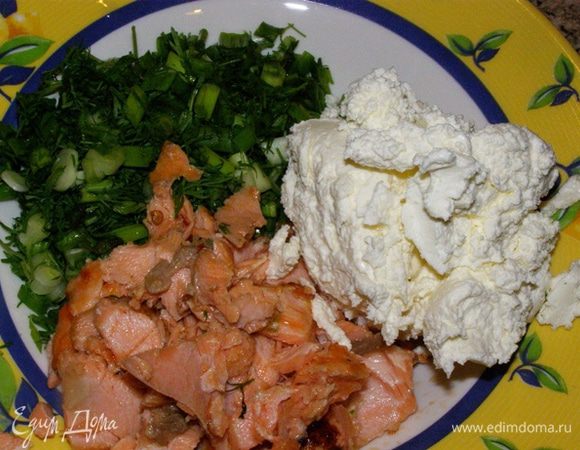 Для начинки разомнем рыбу, мелко порубим укроп и лук. Смешаем все ингредиенты для начинки вместе