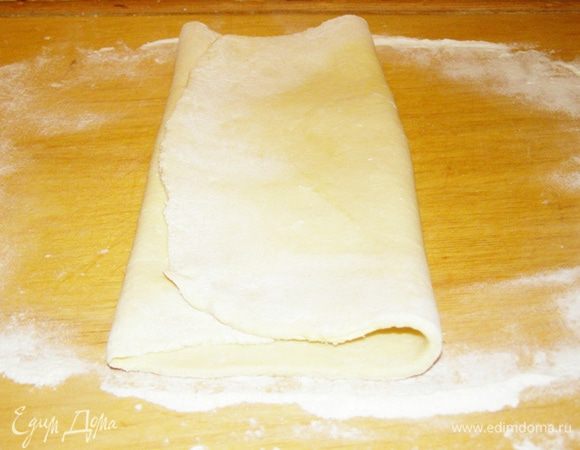 Перед выпечкой тесто обрабатываем сначала обычным туром: раскатываем в пласт длиной примерно 40-50 см и складываем втрое