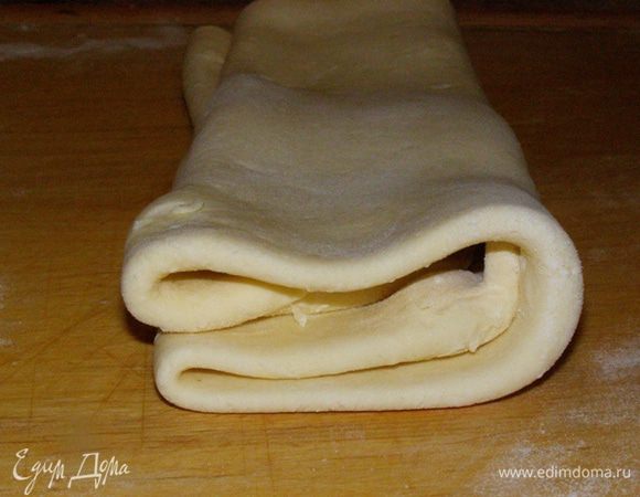 Затем обрабатываем двойным туром: раскатываем в пласт и складываем вчетверо