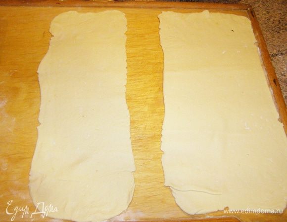 Раскатаем 2/5 части теста в полоску шириной 15 см. Толщина - 2,2 мм. разрежем вдоль пополам (я делала 1 штрудель, разрезать не пришлось). Вторую часть теста раскатаем той же длины и толщины, но большей ширины 