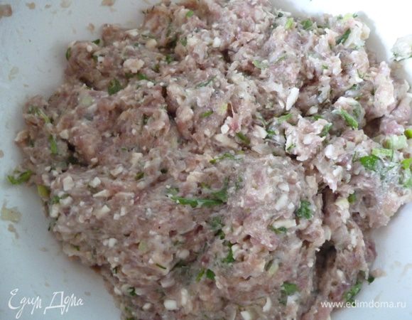 Приготовим фарш:мясо пропустить через мясорубку вместе с луковицей,добавить к нему натертый на крупной терке сыр,яйцо,муку,зелень,поперчить,посолить и хорошо перемешать.Убрать в холодильник.