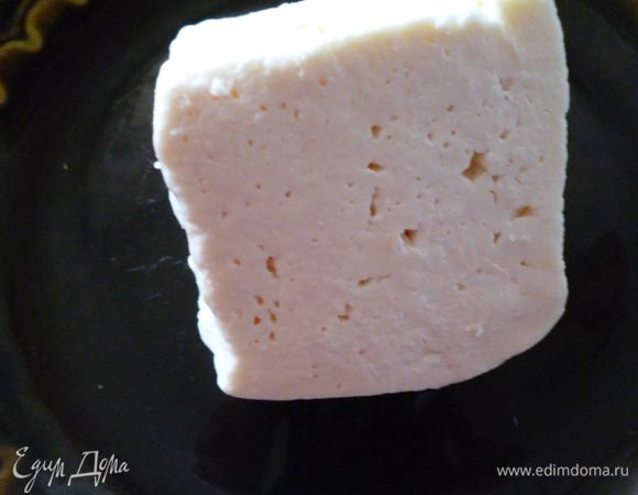 Вот такой козий сыр я покупаю на рынке.Он в меру соленый и не очень твердый.Очень хорошо сочетается с фаршем.