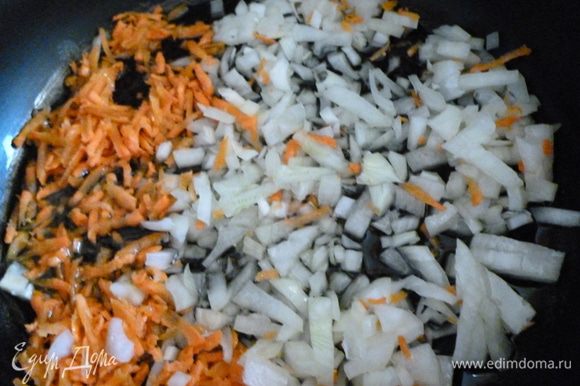 Теперь приготовим все для соуса:Морковь натереть на крупной терке,лук нарезать мелким кубиком.