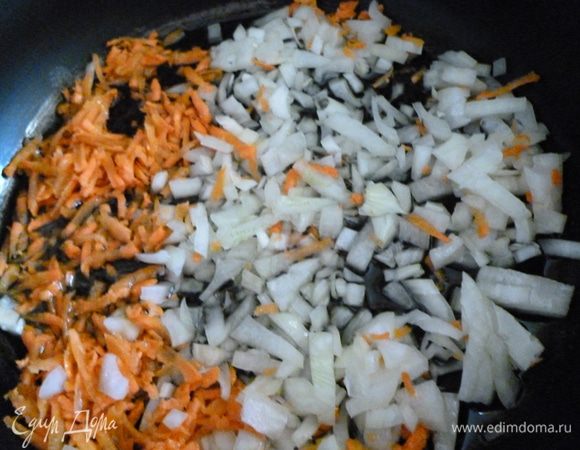 Теперь приготовим все для соуса:Морковь натереть на крупной терке,лук нарезать мелким кубиком.