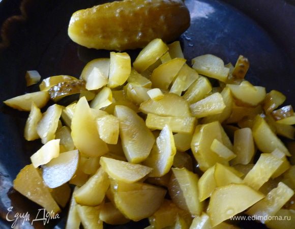 Огурцы нарезать вдоль,а затем поперек соломкой.