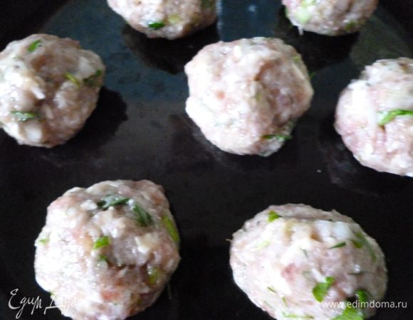 Из фарша мокрыми руками формуем тефтельки величиной с грецкий орех.Обжариваем их.