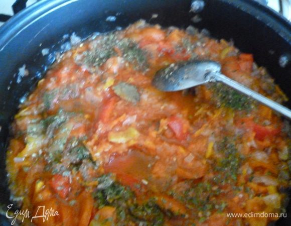 Теперь готовим соус:спасеруем на небольшом огне лук и морковь,затем добавим к ним огурцы и обжариваем до выкипания жидкости от огурцов,добавим протертые помидоры и протушим все 15минут,добавим болгарский перец,зелень(у меня в наличии был сушеный укроп и петрушка),кусочек лаврушки,посолим и поперчим и протушим еще 5минут.