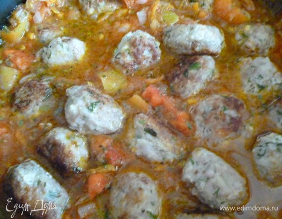 Теперь выкладываем в соус тефтели.