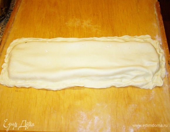 Накроем большей полоской меньшую, разрежем на два штруделя и скрепим по краям.  Выложим на противень, смазанный маслом и уберем на некоторое время в морозильную камеру