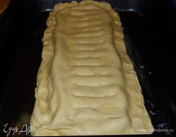 Через минут 15 достанем штрудель из морозильной камеры, смажем яйцом, сделаем прорези на расстоянии 1 см друг от друга. Посыпем сверху крупной солью (если вы планируете с этим штруделем пить пиво, иначе солоновато)