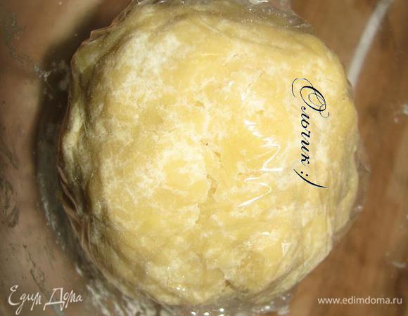 Муку просеять, охлажденное сливочное масло потереть на терку, добавить соль, все перетереть в крошку, добавить желток, замесить тесто. Из теста формируем шар, заматываем его в пищевую пленку и отправляем на 30 минут в холодильник.