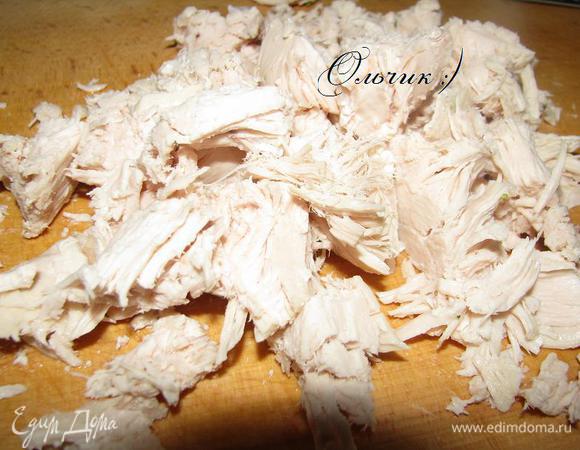 Отварное куриное филе режем на небольшие кусочки.
