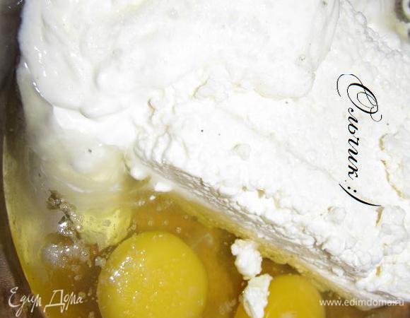 2 яйца, белок, 150 г сметаны, 330 г творога взбиваем погружным блендером.