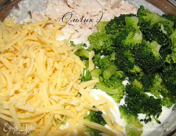 Добавляем 100 г тертого твердого сыра, брокколи и кусочки куриного филе. Перемешиваем.