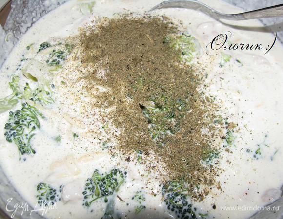 Добавляем соль и специи.