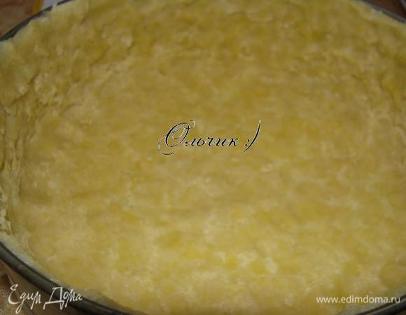 Тесто распределяем по форме.