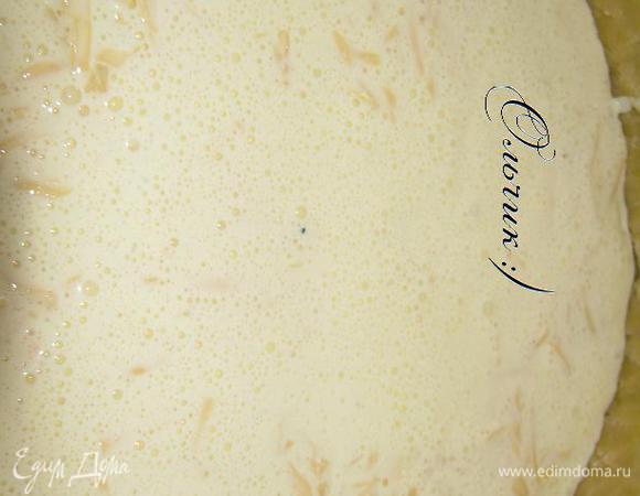 Выкладываем яично-сырную массу поверх овощной начинки.