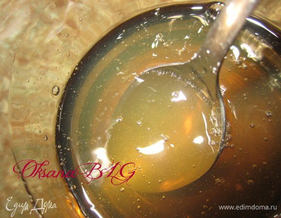 Для стопочки. желатин залить 50 - 70гр. горячей воды или любого прозрачного светлого сока добавить сахар 1-2 ч.л. Все хорошо перемешать.