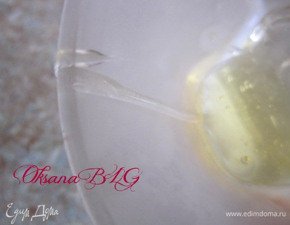 Аккуратно залить желатин в срединку рюмочки, в несколько приемов. Сначала только на стенки прокручивая. Поставить в холодильник на 10-15 минут, повторить 3-4 раза. Пока стенки не станут нужной толщины. В самом конце залить желатин в срединку и оставить застывать минимум на 30 минут.