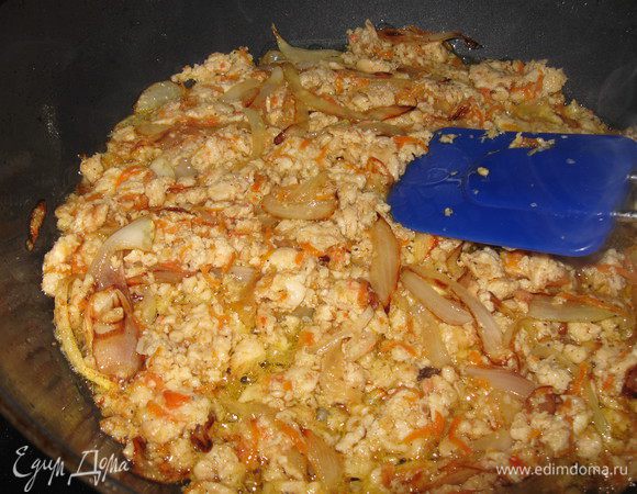 Лук режем на кубики, жарим до золотистого цвета, морковь трем на терке, добавляем к луку и обжариваем пару минут.

