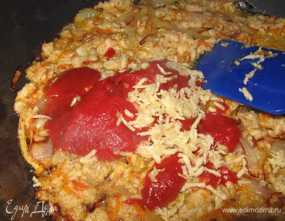 Добавляем фарш ,томатную пасту и крошеный чеснок.
