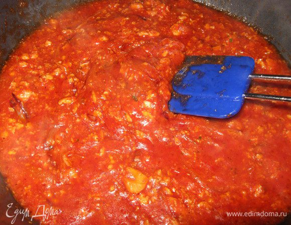 Перемешиваем, даем потушиться 3-5 минут и добавляем  измельченные помидоры. 
Заливаем водой и оставляем в открытой кастроюле чтобы лишняя жидкость выпарилась (воды добаввить столько, чтобы она покрыла собой всю массу,).
Под конец добавить мускатный орех, перец, соль.
