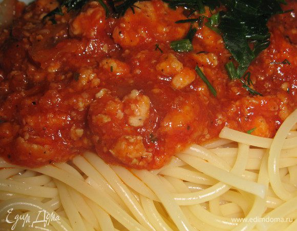 Готовое спагетти выложить в тарелку, полить соусом, посыпать зеленью.
