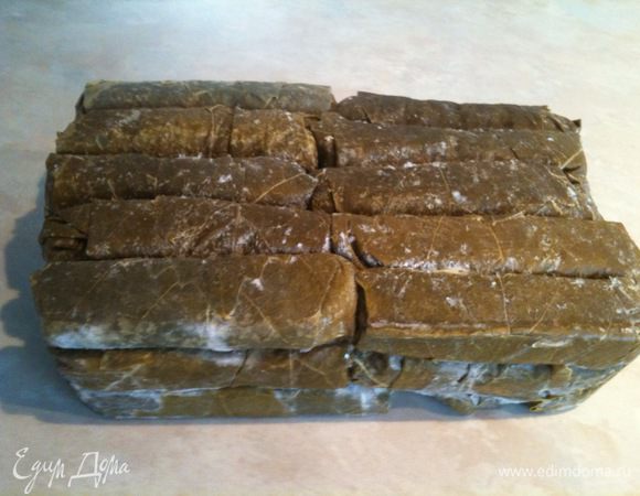 Лук измельчить. Добавить в фарш лук, рис, специи и соль. Сформировать голубчики.
Как я уже писала я использовала заготовки, которые сделала летом. Вот так они выглядели.