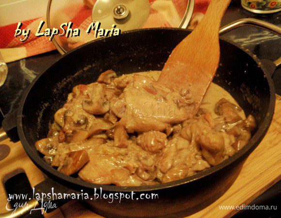 Курочка получается невероятно нежной, в восхитительном, густом, обволакивающем соусе. Грибочки служат прекрасным дополнением к этому блюду. Очень вкусно, рекомендую. Приятного аппетита! P.S. Сорри за фото, темнеет рано) 