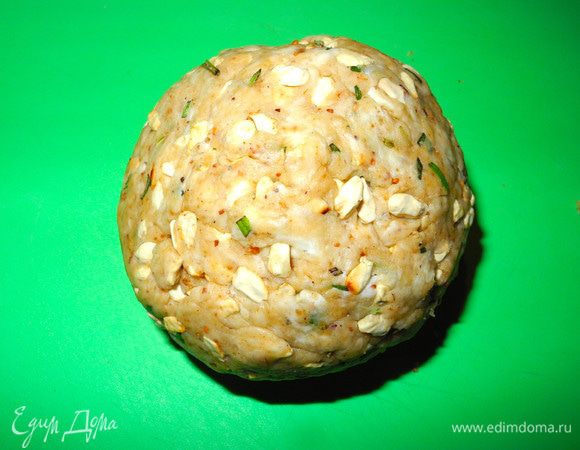 Вмешать в эту массу размягченное масло и козий сыр (в исходном рецепте только масло, но мне очень понравился мой вариант, более органично получилось в сочетании с розмарином и орешками). Скатать шар.