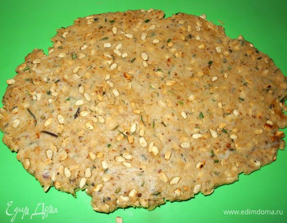 Затем раскатать пласт толщиной 0,5см, можно немного толще. Выложить на противень, застеленный бумагой для выпечки.