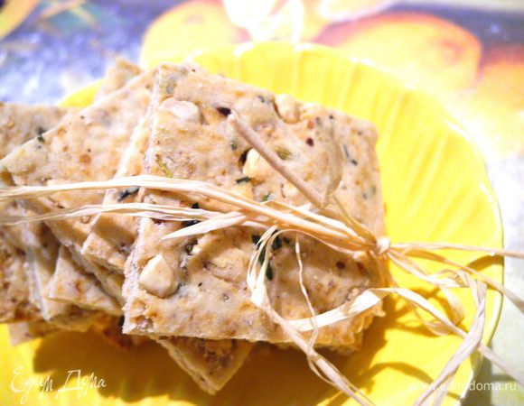 Выпекать при температуре 175 градусов Цельсия приблизительно 20 мин до золотистости. Вынуть из духовки, подождать 2-3 мин, а затем разрезать на квадратики. 