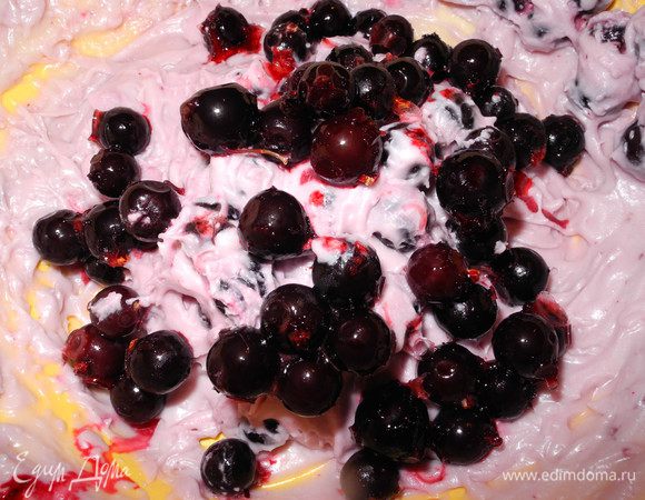 Добавить ягоды и перемешать. Я добавляла замороженные, не стала размораживать предварительно.