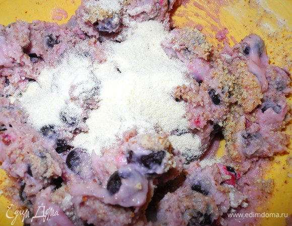 Вмешать в смесь молотый миндаль, манку, муку и крахмал.