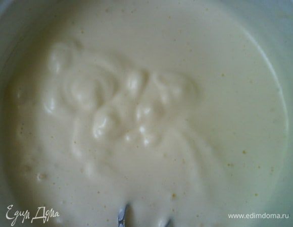 5 яиц взбить с 5 ст.л сахара до увеличения втрое, у меня на скорости турбо 15-20минут, масса остается на венчике