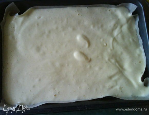 Добавляем по одной ложке муку, аккуратно вымешиваем,при этом венчик работает в одну сторону, второй рукой миску крутим в противоположную. Вылаживаем на противень застеленный пергаментом. Выпекаем 25 минут, у меня температура 150, духовка с двусторонними тенами, поэтому 180 много. 