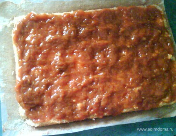 Готовому коржу даем остыть, разрезаем пополам и перемазываем уваренным вареньем. Верх посыпаем пудрой, режем на кусочки, можно оставить целым. Быстренько делаем чай и поедаем))