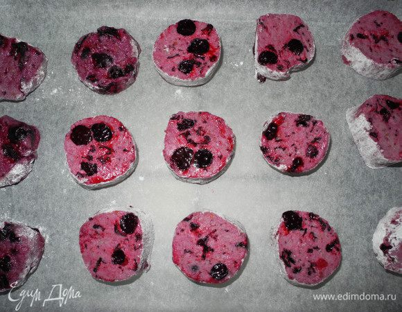 Скатать колбаску, обвалять в сахарной пудре, охладить в холодильнике минут 30 (я даже убирала в морозилку). Затем достаем, нарезаем кружочками шириной 1-1,5 см.