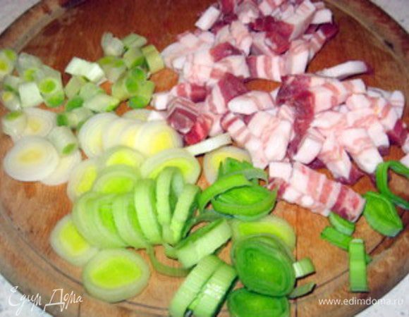 Нарезать лук-порей на тонкие кружочки, грудинку на брусочки.Очистить 2 зубчик чеснока.