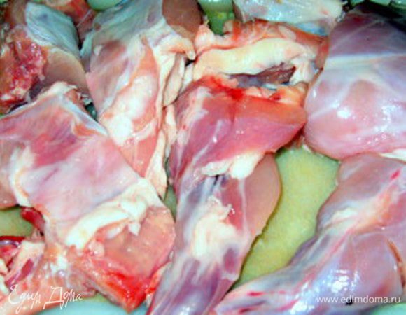 Кролика нарезать на куски.