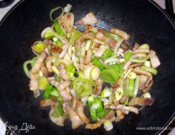 Обжарить грудинку с каплей оливкового масла, чтобы жир от грудинки не дымил.К подрумянившейся грудинке добавить лук и чеснок. Посолить.