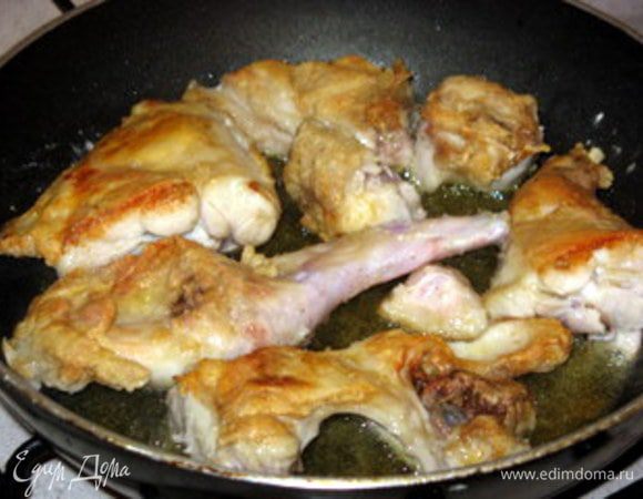 Куски кролика посолить,поперчить и обвалять в муке, обжарить на оливковом масле до золотистой корочки.