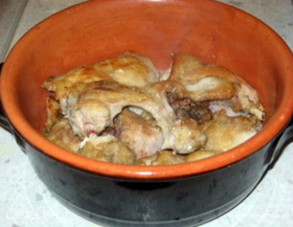 Сверху- подрумяненного кролика.На кролика - специи и оставшуюся грудинку с луком.Влить пиво.