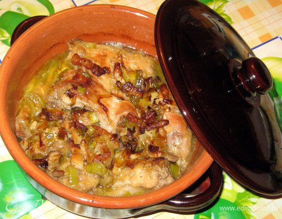 Закрыть горшочек крышкой и поставить в холодную духовку, которая должна прогреться до 180°. Запекать кролика в духовке около 90 минут.