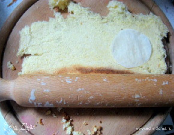 Нарезать старую сдобу на куски, которые удобно будет раскатать скалкой.