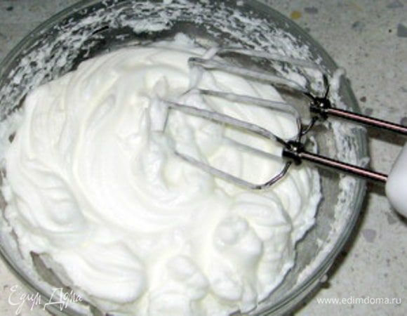 Взбить белки со щепоткой соли. Белки лучше взбиваются, если яйца заранее достать из холодильника